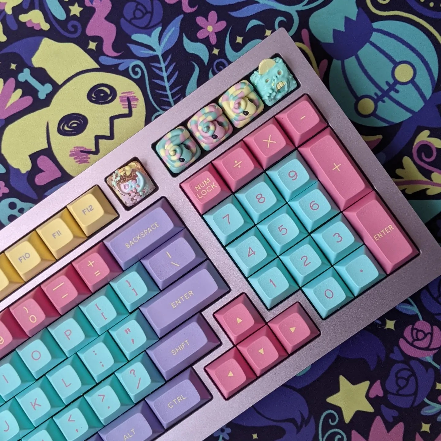 Picture of a lavender Rekt1800 mechanical keyboard with DSS After-School 1992 keycaps and artisan keycaps